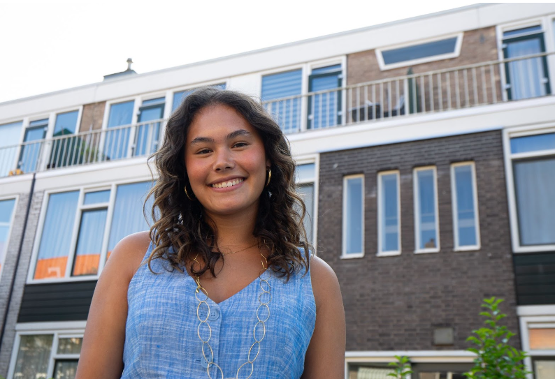 Devon Kimah voor haar huis